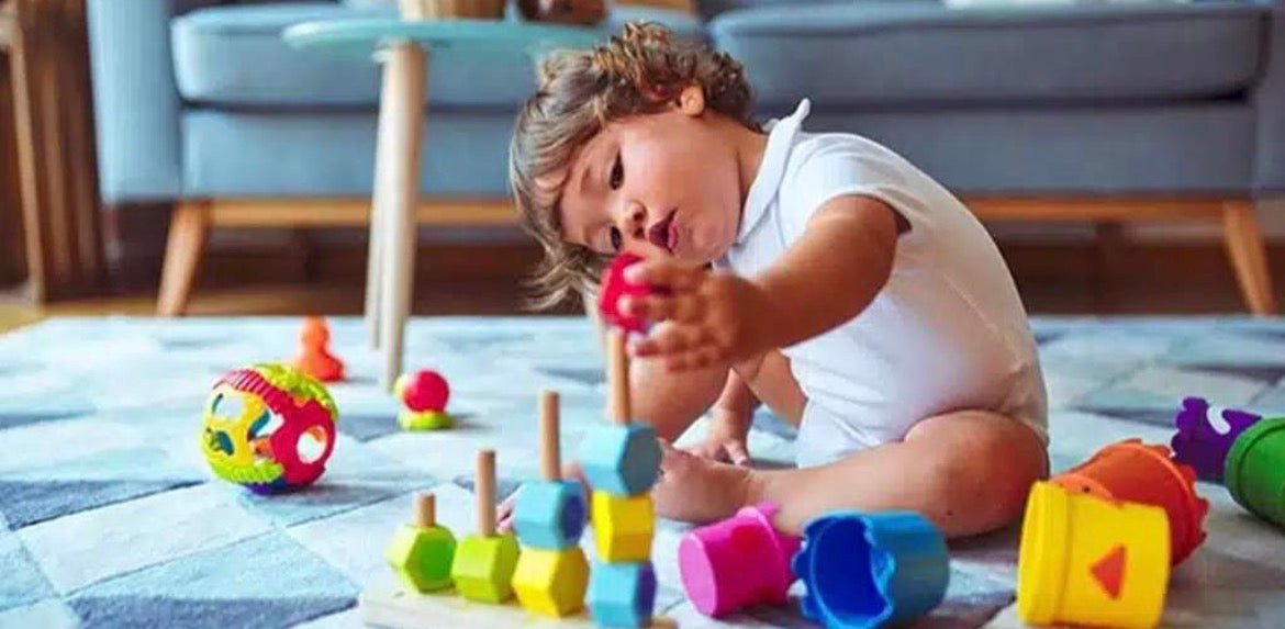 Enfant qui apprend avec un jeu éducatif PETIGENIE