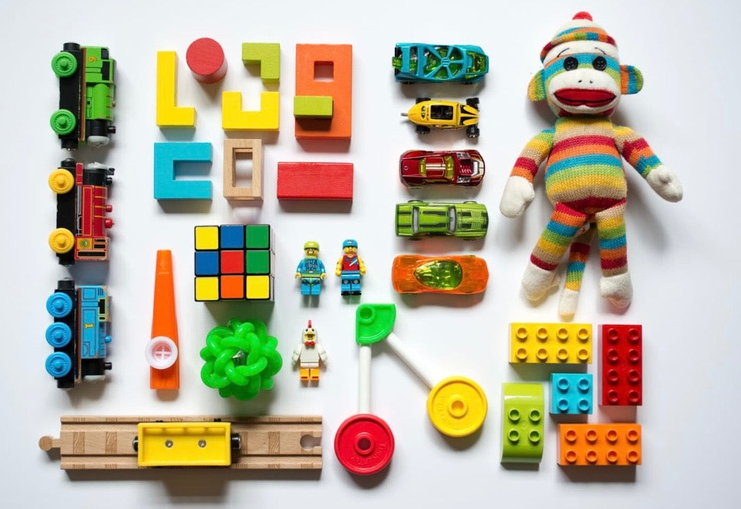 Enfant qui apprend avec un jeu éducatif PETIGENIE